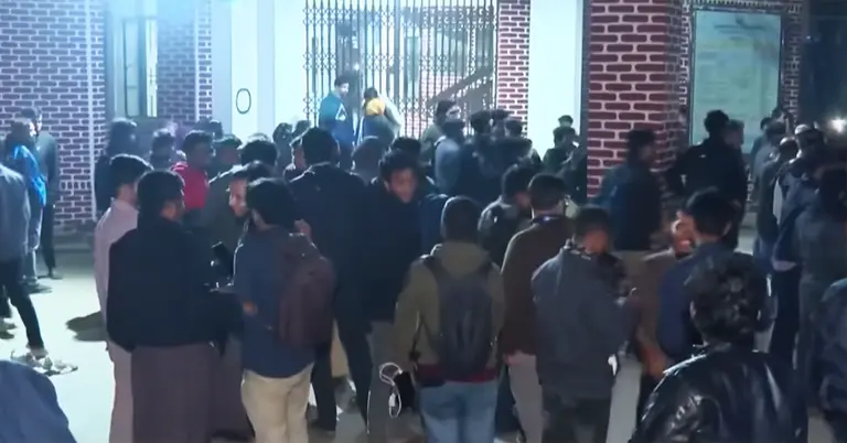 শাবির প্রশাসনিক ভবনের বাইরে শিক্ষার্থীদের অবস্থান